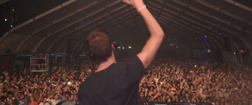 20140816sa-lets-go-calvin-harris-audience